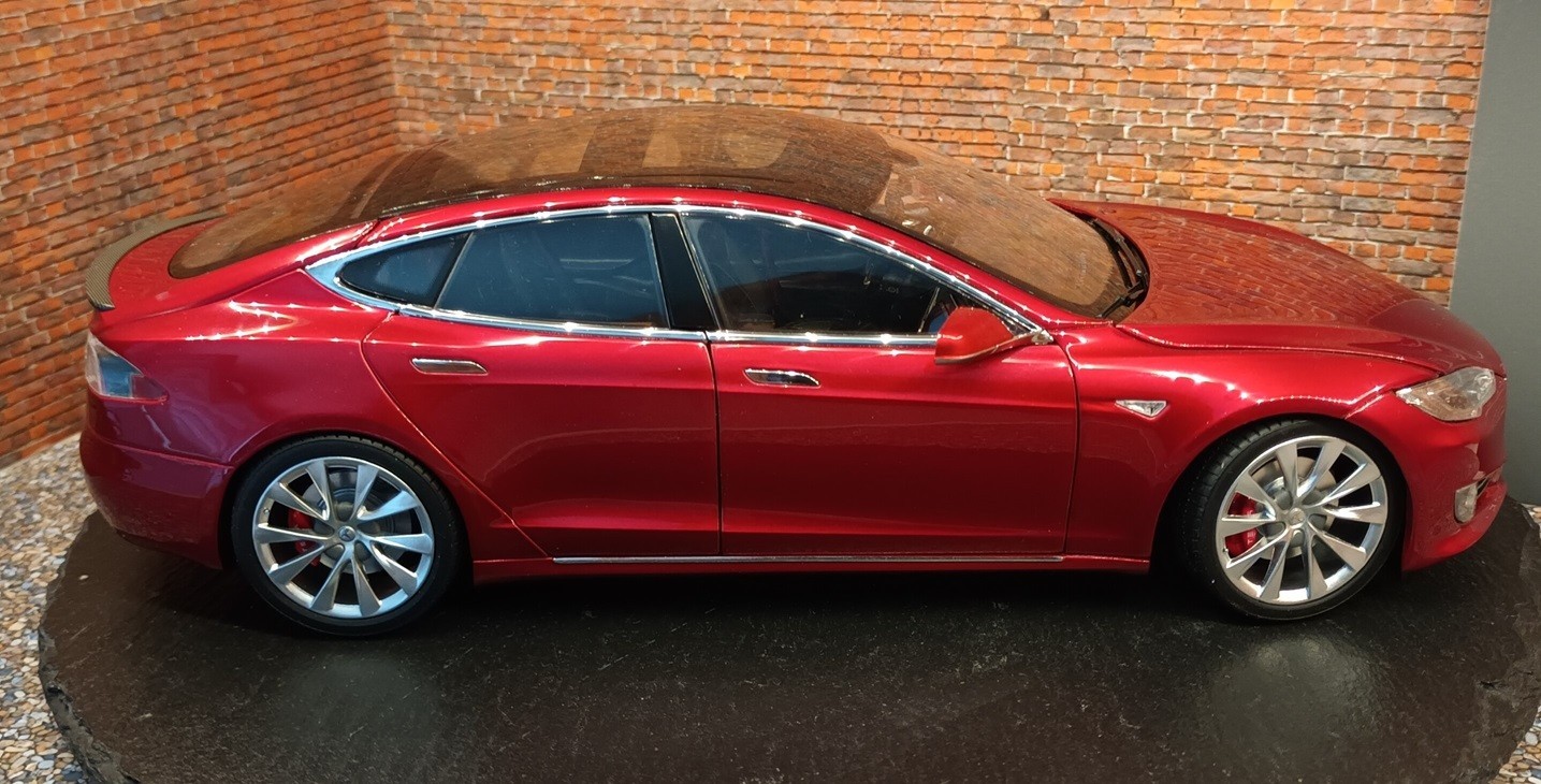 Tesla Model S P100D 1/18 le choix parfait pour compléter votre collection automobile