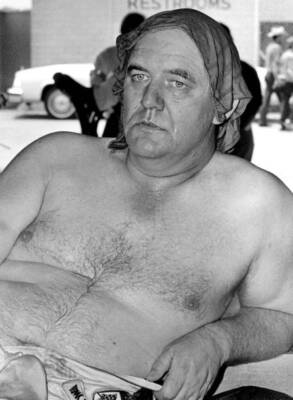 #ad Benny Parsons Cools Off In The Speedway Garage After Competing 1984 OLD PHOTO 3 AU $8.50