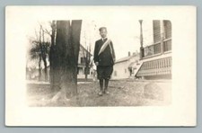 Pistola de rifle Little Boy RPPC antigua foto real postal década de 1910