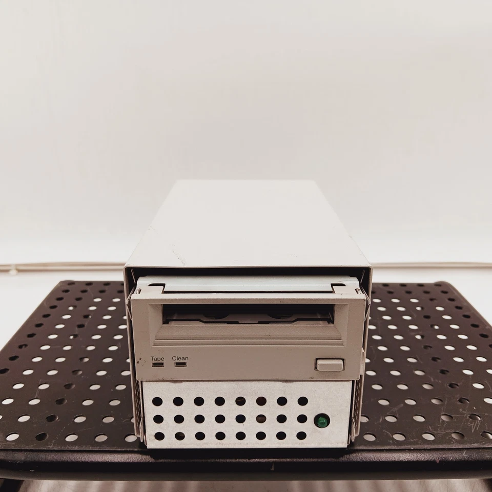 HP C1556D SURESTORE DAT24 EXTERNAL SCSI TAPE DRIVE - Image 2 of 4