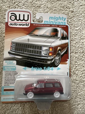 Auto World MIGHTY MINIVANS 1985 Dodge Caravan ULTRA RED CHASE
