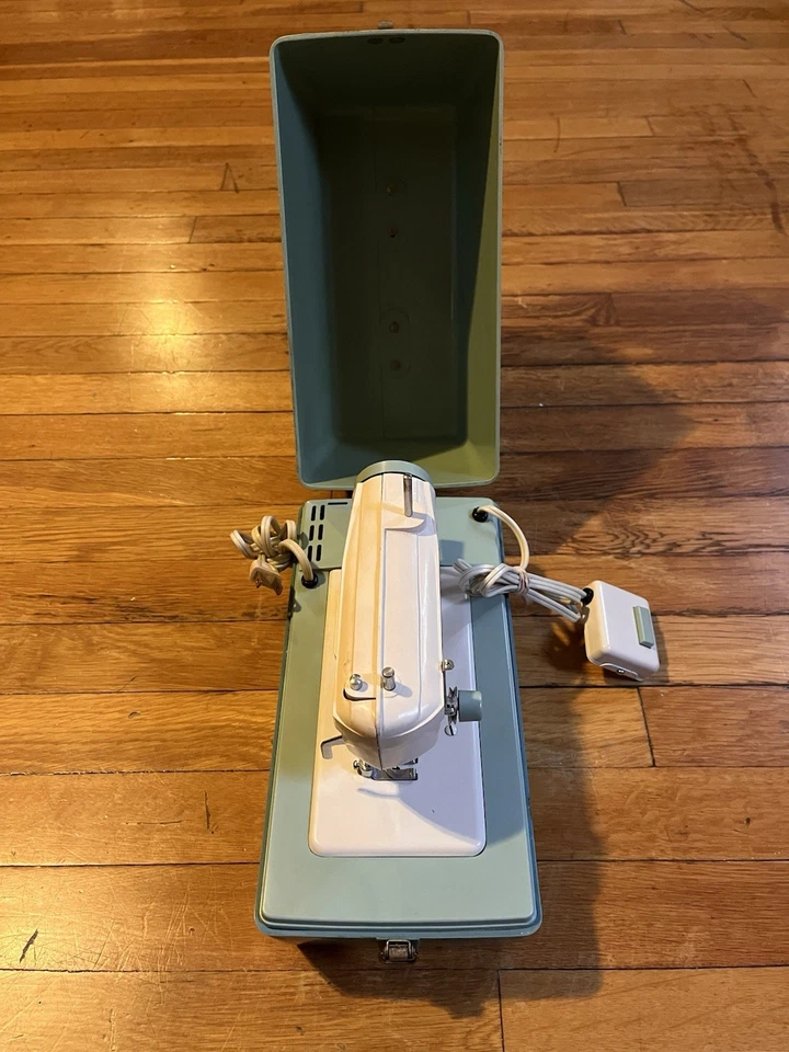 Máquina de coser portátil Junior Signature DE COLECCIÓN en estuche años 70 PROBADA Foto 2 de 4