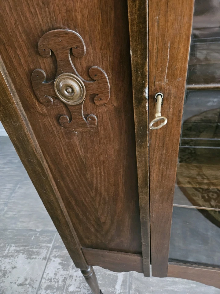 Antigua vitrina victoriana de roble tigre con medallones decorativos Foto 4 de 4