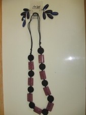 PARURE DE BIJOUX COLLIER&BOUCLES D'OREILLES COULEUR PARME&NOIR BOIS&RÉSINE NEUFS