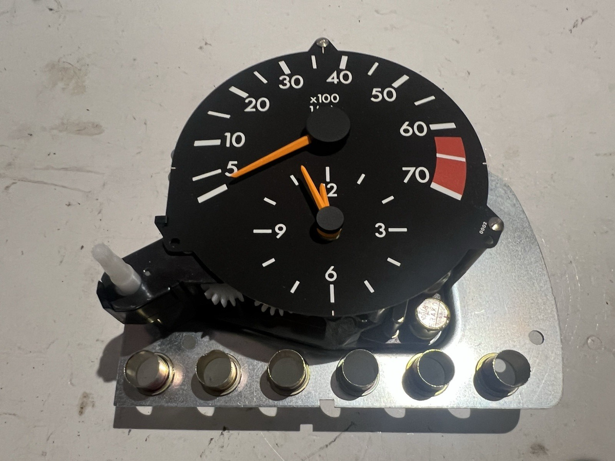 メルヘン　ページ MERCEDES W124 300e Gauge Tachometer and Clock 1245420116 OEM for