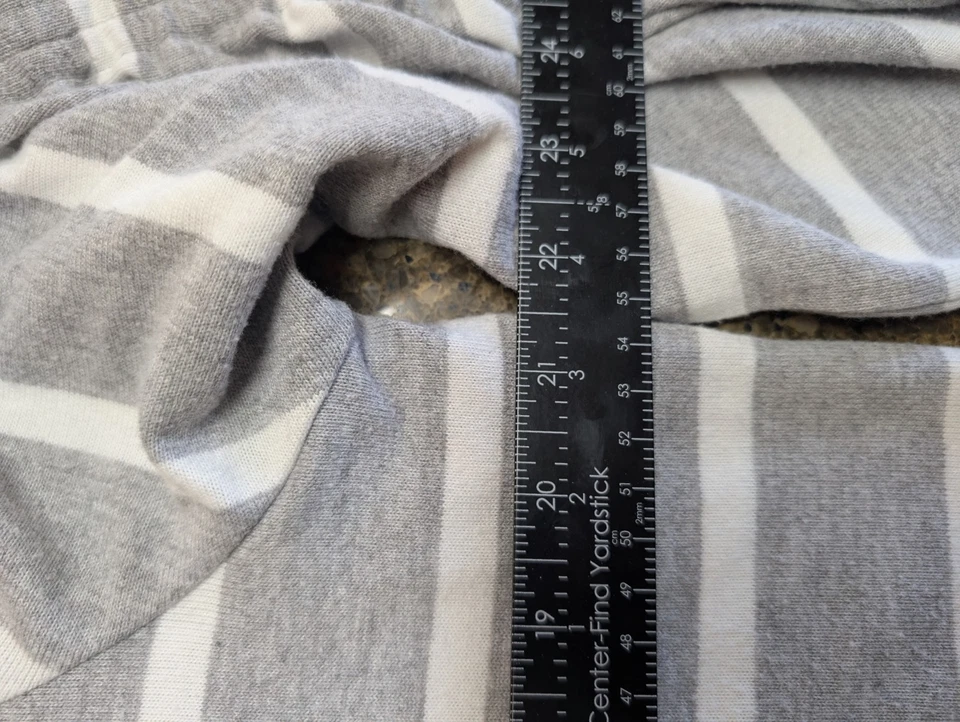 Sudadera para mujer Vince Camuto gris medio a rayas mangas acanaladas (623) Foto 3 de 4