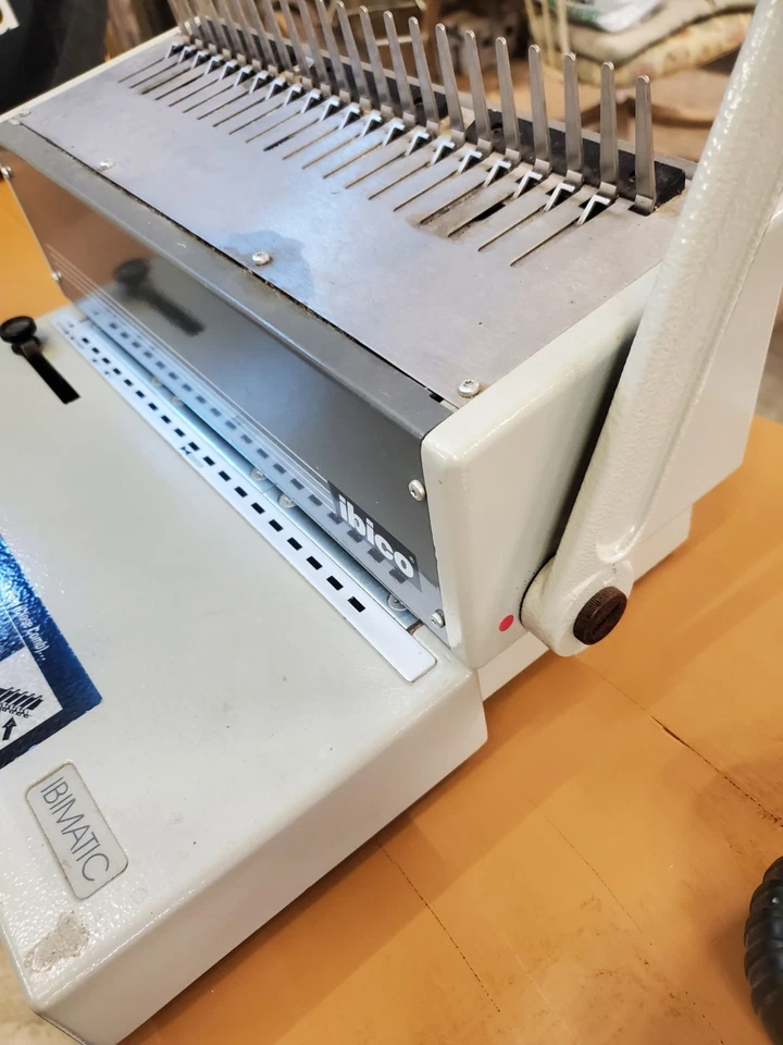 Ibico Ibimatic 重型光滑梳装订机 手动打孔 CH-8212 灰色 — 第 4/4 张图片