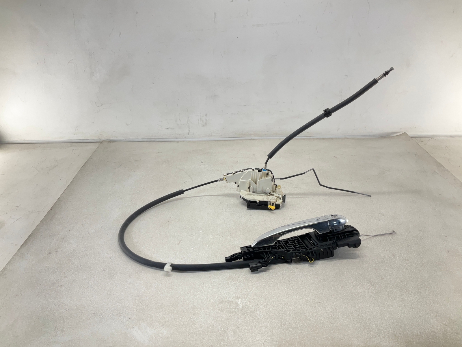 17-20 MASERATI Levante Exterior Front Left Driver Door Handle W/ Actuator