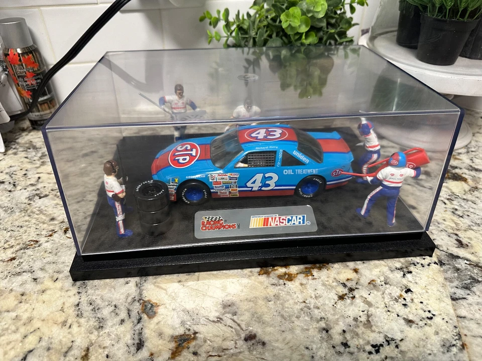 NASCAR Racing Champions Pit Stop Show Case 1:24 Diecast Replica #43Richard Petty - Image 4 of 4
