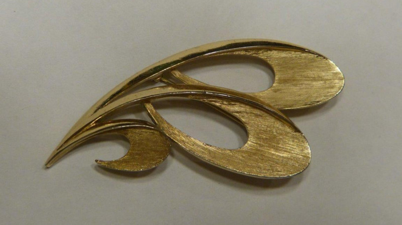 VTG Signed TRIFARI Gold-Toned Triple Leaf / Swirl Brooch, Matte & Bright Finish