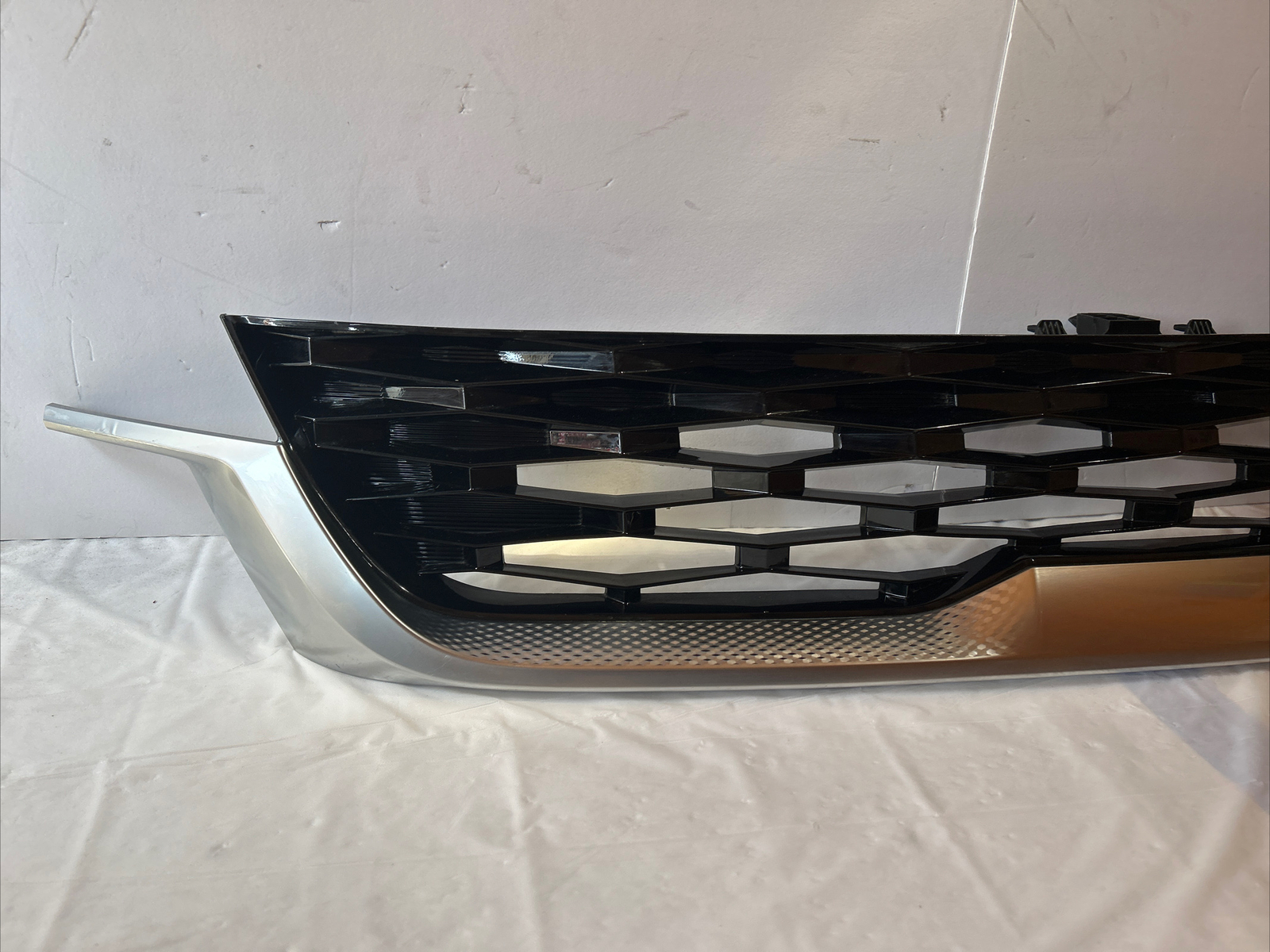 ✓ 2020 2021 2022 KIA SELTOS FRONT BUMPER CENTER GRILLE OEM 86351 
