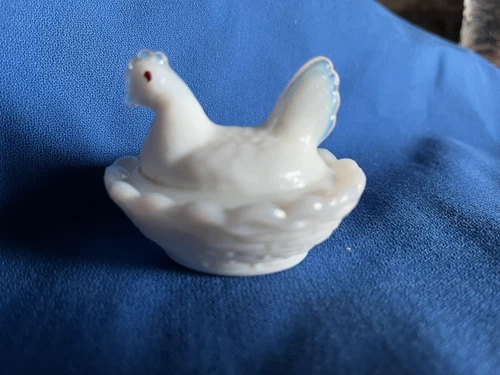 Westmoreland Milk Glass Vintage Mini Hen on Nest  Chicken Salt Cellar White