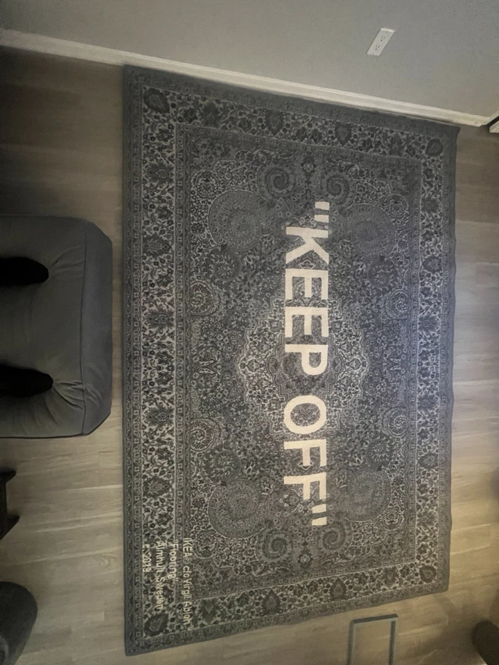 Alfombra Virgil Abloh x IKEA "KEEP OFF" 200x300 CM Gris/Blanco Off White, Usada  Foto 3 de 4