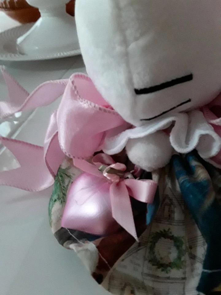 NATIVIDAD DE NAVIDAD O NOCHE SANTA VESTIDO HELLO KITTY CON CORAZÓN ORNIE Y CARAMELOS Foto 4 de 4