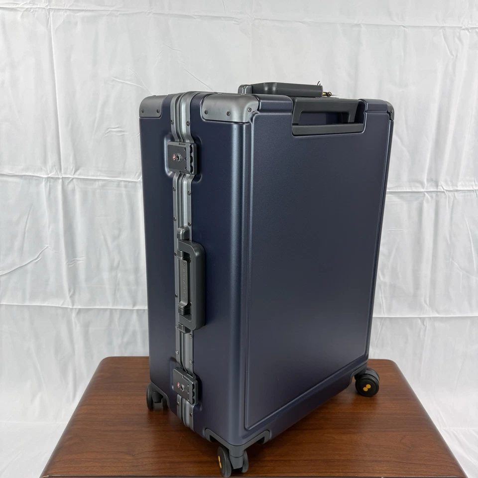 Mala giratória LEVEL8 Hegent 24” estrutura de alumínio quadriculada capa dura (marinha) - Imagem 3 de 4