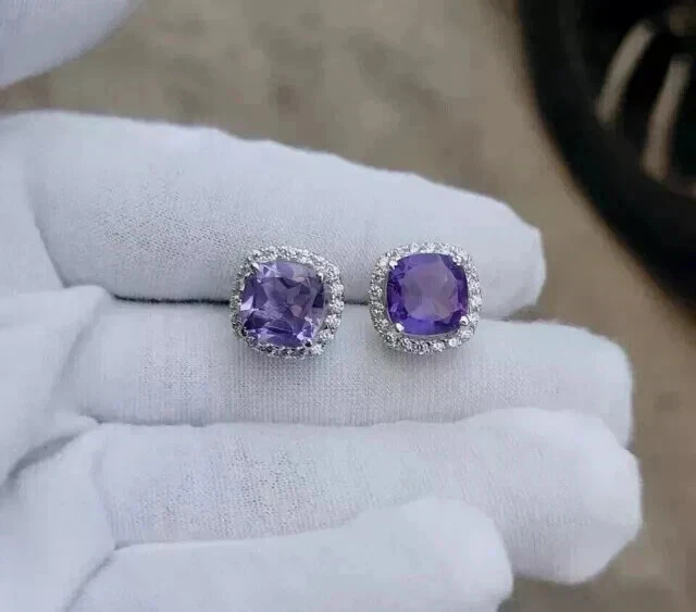 Aretes con halo de amatista creados en laboratorio de 2 quilates corte cojín enchapados en oro blanco de 14 quilates Foto 3 de 4
