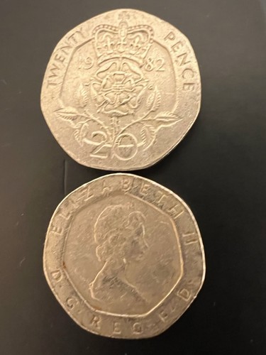 **GENUINE** 1982 20p Twenty Pence Coin X 2 **ORIGINAL FIRST YEAR MINT** - Picture 3 of 5