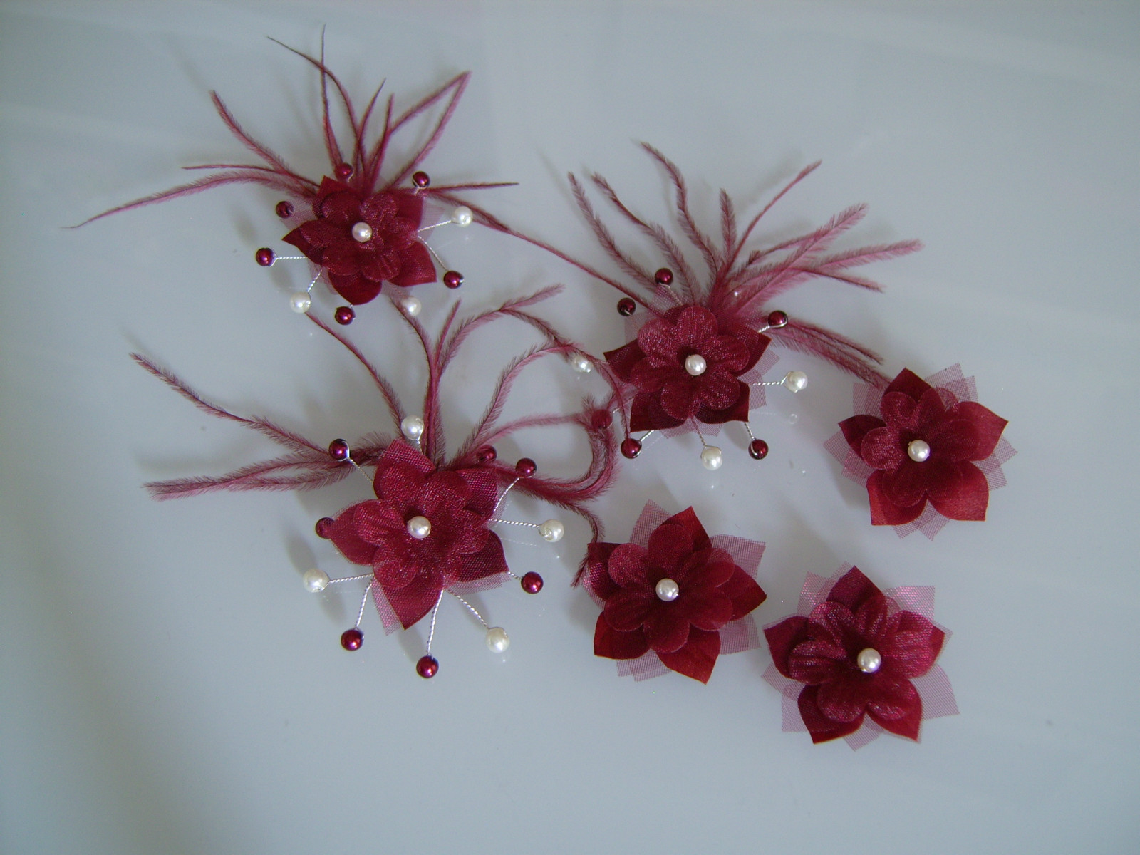Fleurs en tissu bordeaux et blanc à coudre pour robe de mariée