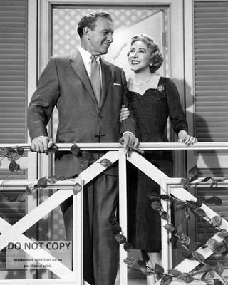 GEORGE BURNS & GRACIE ALLEN LEGENDARY COMEDY TEAM  8X10 PUBLICITY PHOTO (NN-153)