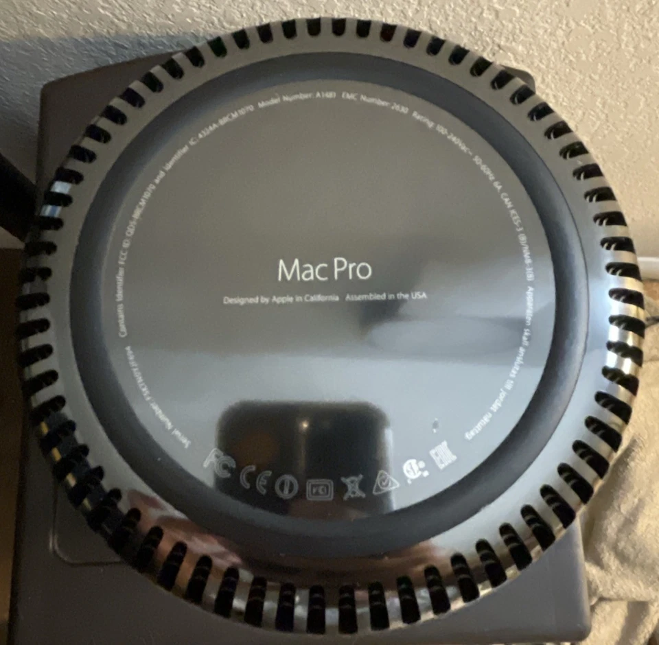 Apple Mac Pro Late 2013 ( 512GB SSD , 6-Core Xeon E5 , 32GB RAM , AMD D500 3GB ) - Image 2 of 2