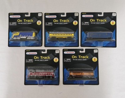Lot of 5 Maisto ON TRACK Model Train Cars - READ package wear, cracked bubble