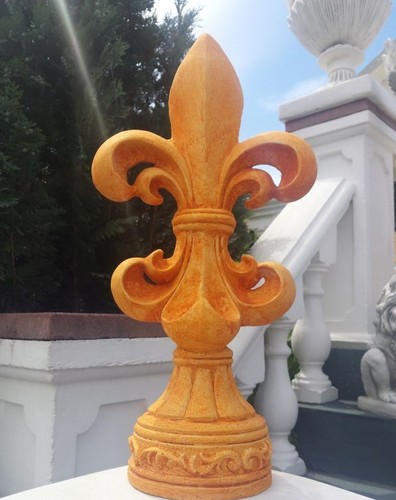 Pfeilerschmuck-034-franzoesische-Lilie-034-46-5-cm-Steinguss-Pinienzapfen-Gartendeko