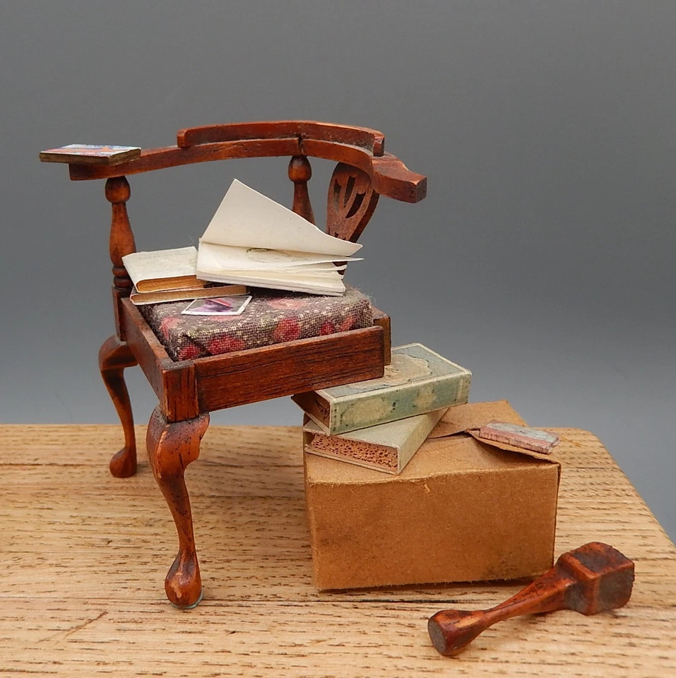 Silla ático envejecida vintage única en su clase con libros artesanal casa de muñecas miniatura 1:12 Foto 2 de 4