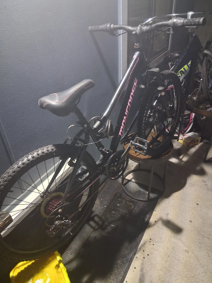 Bicicleta de montaña Mongoose Excursion con rueda de 24 pulgadas 21 velocidades - negra Foto 2 de 2