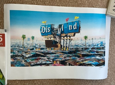 Jeff Gillette Disneyland Druck signiert vom Künstler. Plus Banksy Dismaland Poster
