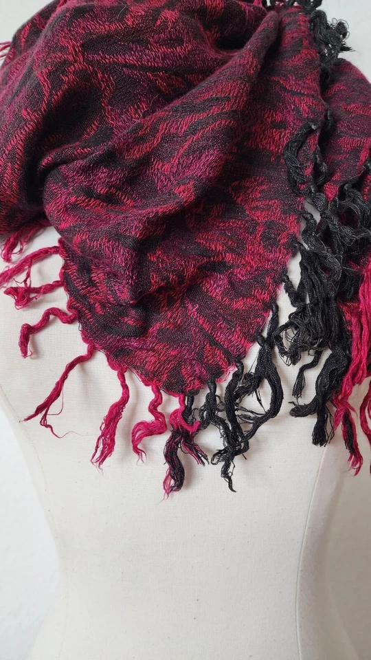 Anthropologie Bufanda Cuadrada Negra Borgoña Floral Flecos Boho Campesino Foto 3 de 4