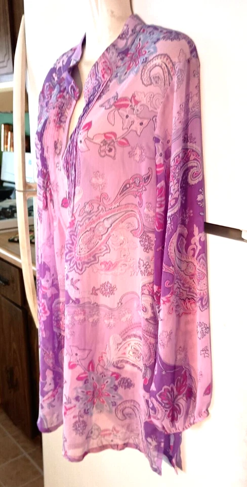 TOP TÚNICA DE GASA PINTUCK CUELLO EN V FLORAL PAISLEY MORADO SUSAN GRAVER TALLA MÁS 1X Foto 3 de 4