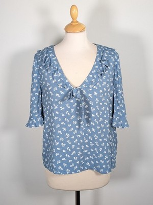 Bluse Sezane blau Blumen Rüschen Bommel UK 10 Viskose Flatterärmel
