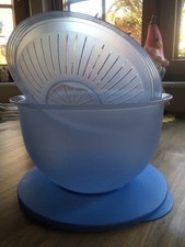 Tupperware Junge Welle Schüssel mit Sieb und Deckel 4,3 Liter hellblau