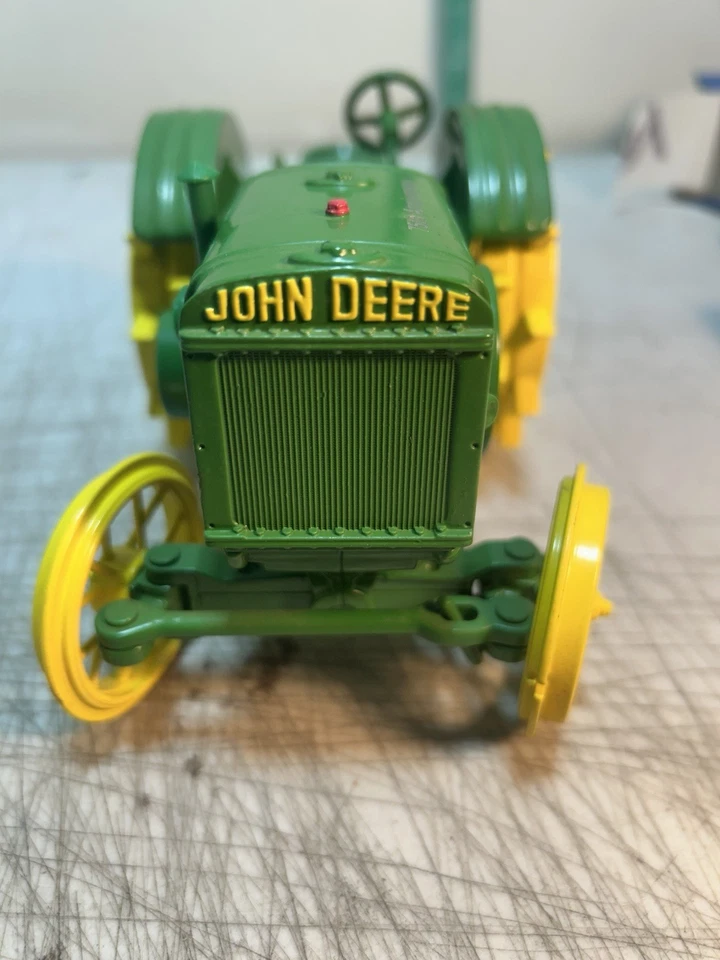 ERTL JOHN DEER 1924 MODEL D TRACTOR 70th ANNIVERSARY EDITION 1/16 SCALE DIE-CAST - Image 3 of 4