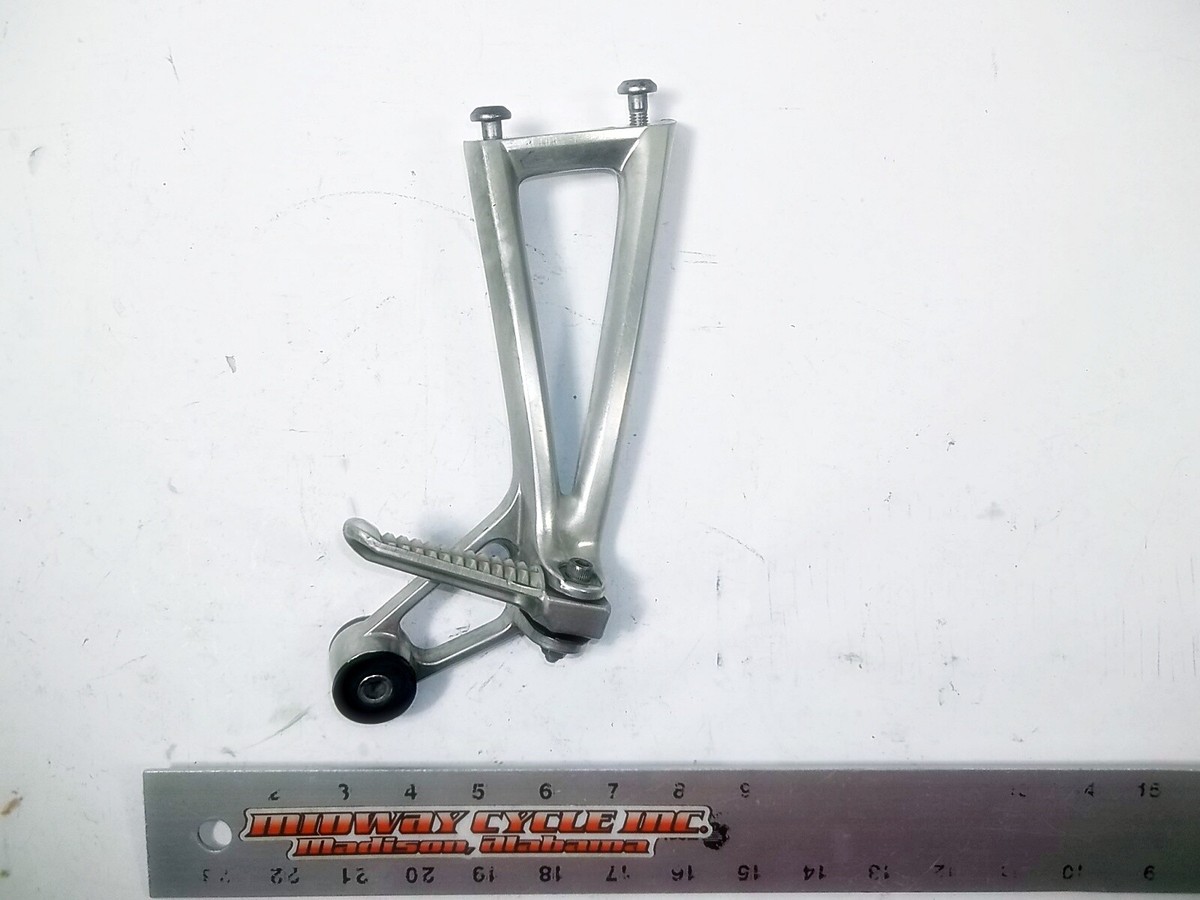 a YAMAHA 04 YZF-R6 RIGHT REAR FOOTREST BRACKET 5SL-27440-00-00 YZF