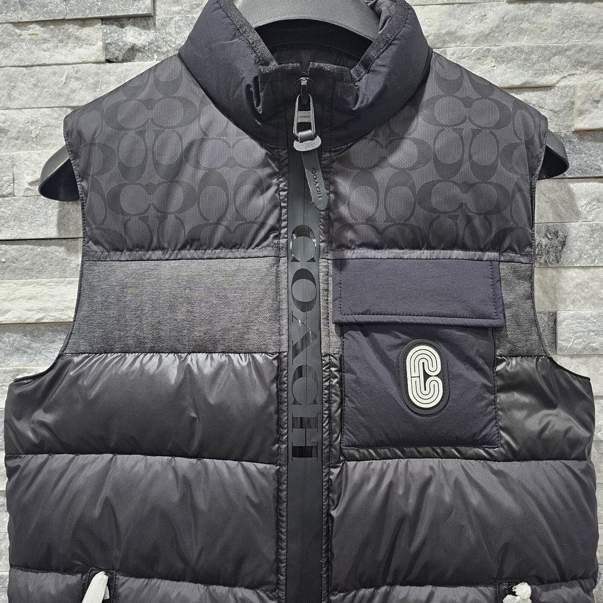 COACH ダウンベスト ブラック COACH® SI | Down Puffer Vest In Recycled Polyester