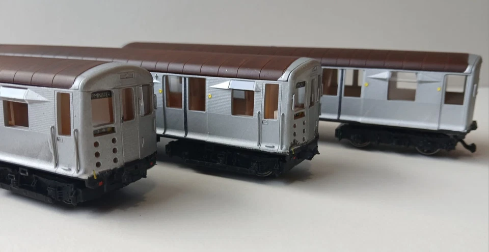 CDC DESIGN 00 gauge RTR London Transport R Stock three car set