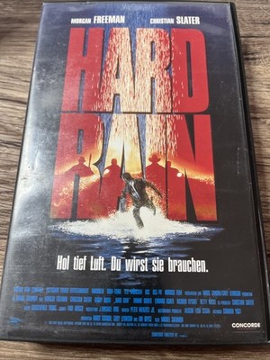 VHS HARD RAIN (1998) Morgan Freeman Großbox VHS Video Kassette Zustand Gut @836