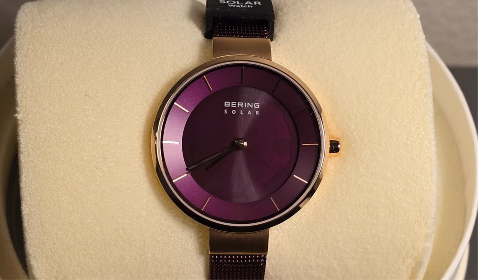 Reloj Bering Para Mujer Delgado Solar Rosa Púrpura Oro Rosa Banda Milanesa 14631-969 Foto 4 de 4