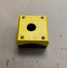 SQUARE D MOELLER 1EC/EN 60947 YELLOW 3" SQUARE ELECTRICAL BOX