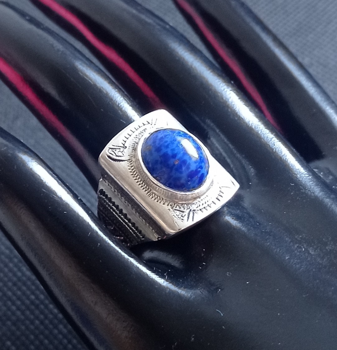 Chevalière en argent 925 avec lapis-lazuli bleu pour sublimer vos tenues bohèmes