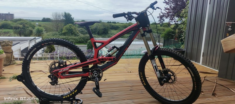 yt tues carbon downhill bike/medium frame
