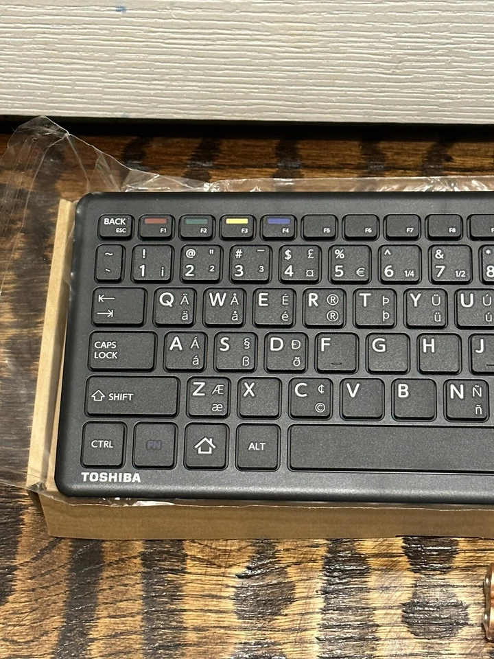 New Toshiba Multi Language Wireless Touchpad Black Keyboard 062U50G w/USB Dongle - Image 2 of 4