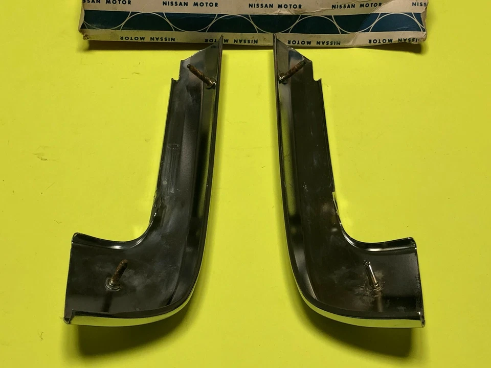 Juego de molduras de parachoques trasero Datsun Nissan Bluebird 910 180B 85024-W1000 genuino nuevo de stock Foto 2 de 3