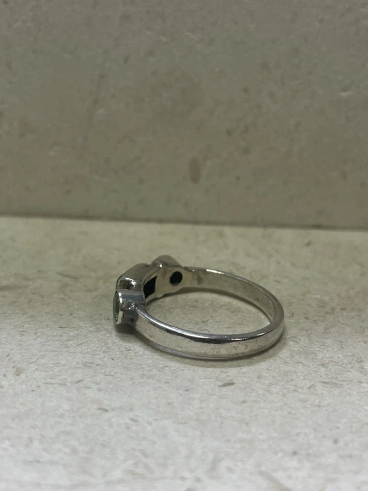 Silver and Peridot Ring Size N Three Stone Vintage Sterling Silver 925 - Image 3 of 4