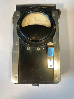 Antikes Voltmeter (defekt)