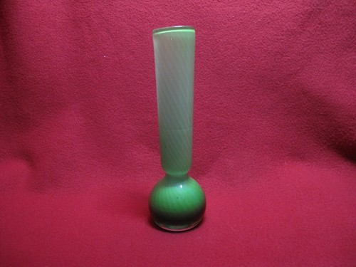 Vintage mundgeblasene grün-weiße Blumenvase aus Glas mit Wirbelgehäuse 7 3/4" hoch