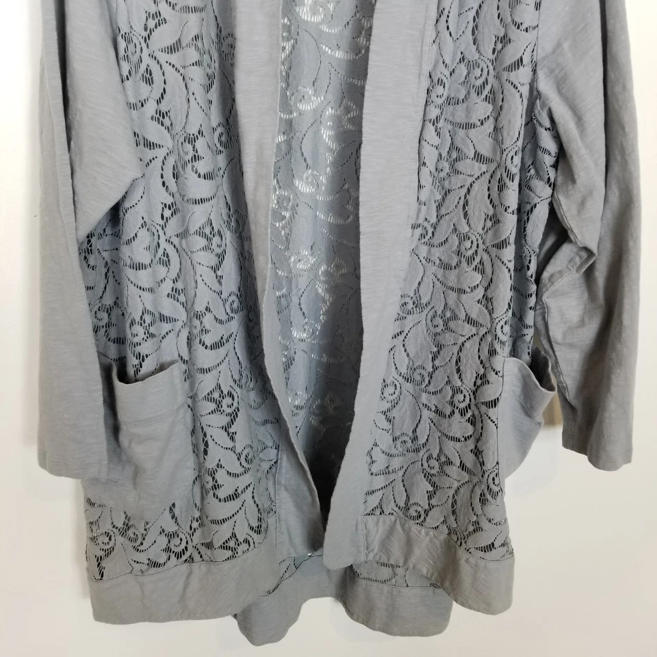 Logotipo por Lori Goldstein Cardigã Feminino Frente Aberta Slub Tamanho 3X Detalhe de Renda Cinza - Imagem 3 de 4