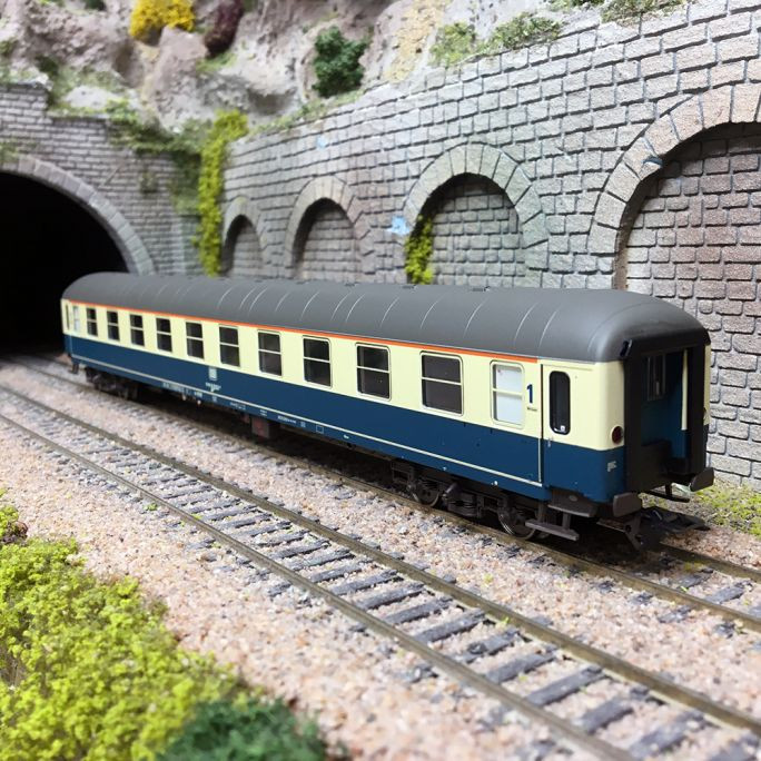 Voiture de train express Am 203 pour animer un réseau de gare HO 1/87 réaliste