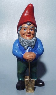 Schöner Gartenzwerg mit Spaten Keramik neu handbemalt 1950?